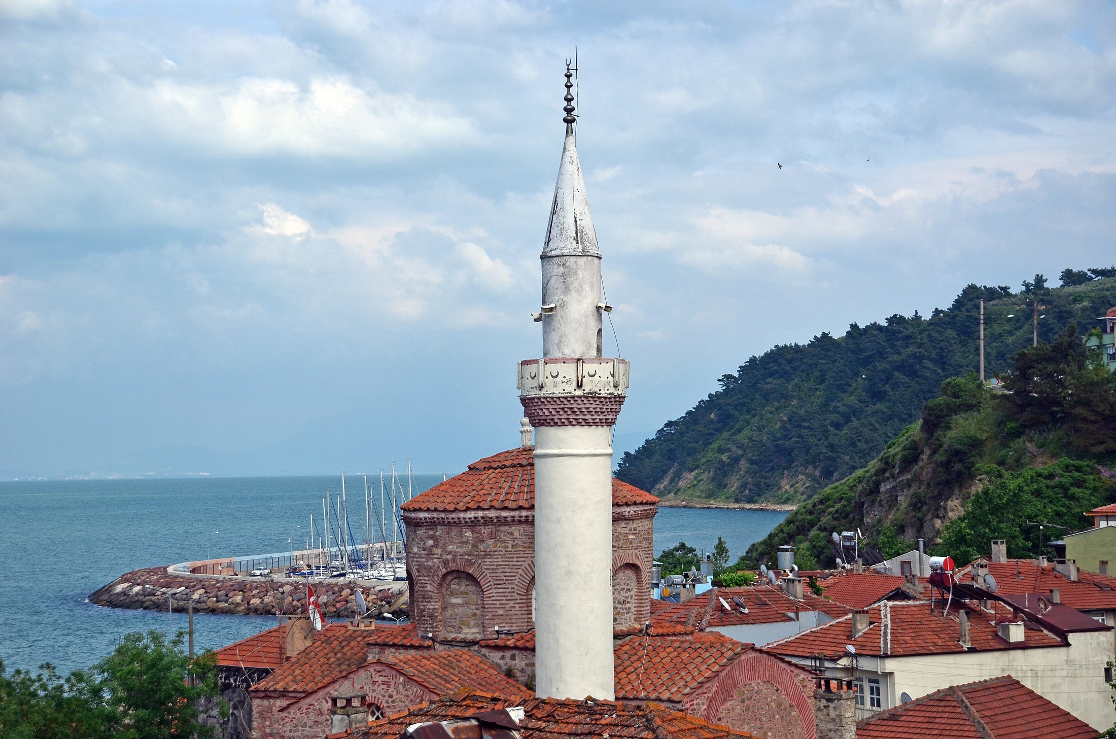 Masjid Fatih yang bersejarah dan kota Trilye, di Bursa, Türkiye.  (Foto Shutterstock)