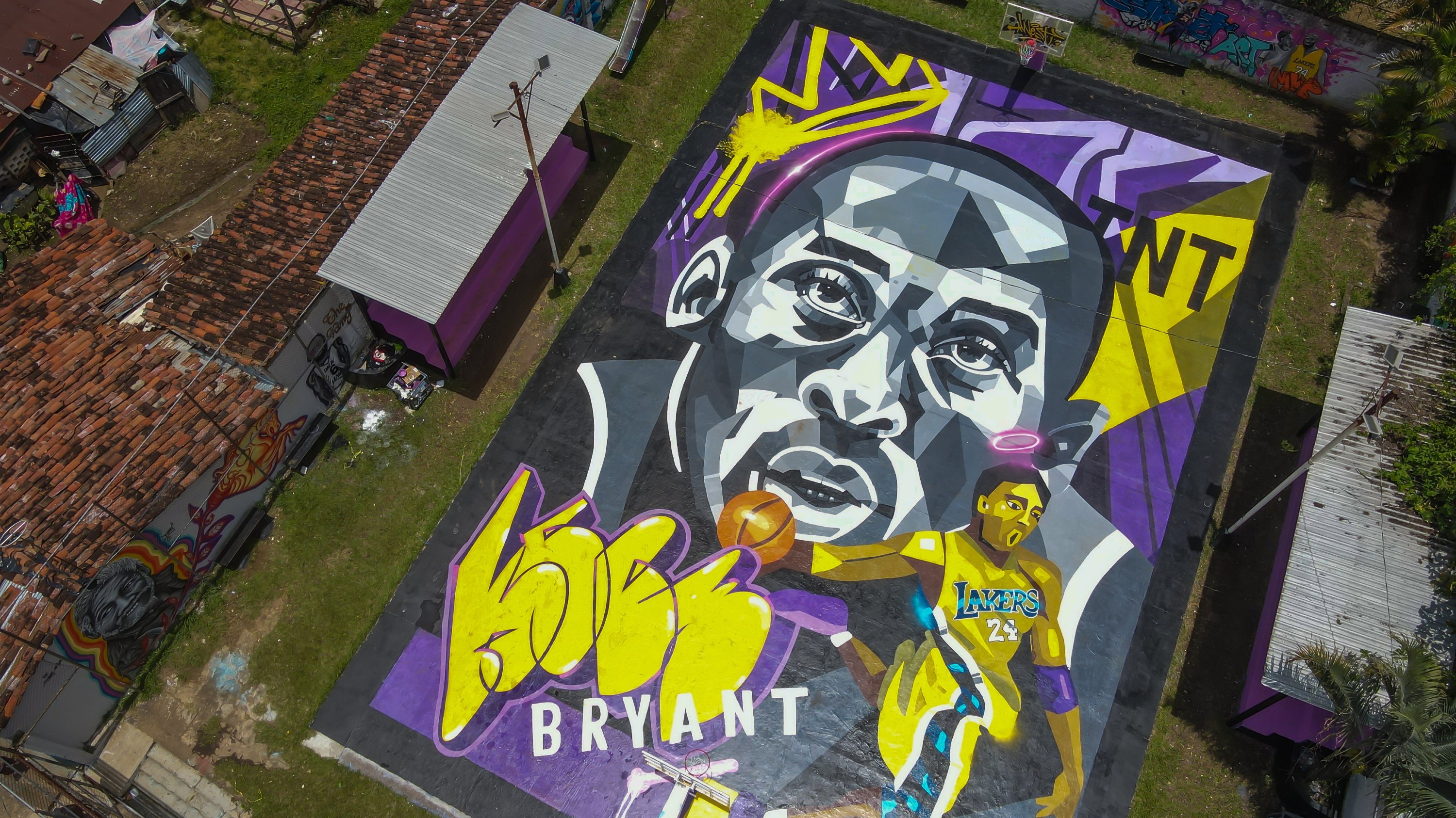 Lukisan karya Efrain Orellana mendiang pemain Los Angeles Lakers Kobe Bryant di lapangan basket, Santa Ana, El Salvador, 26 Januari 2023. (Foto AA)