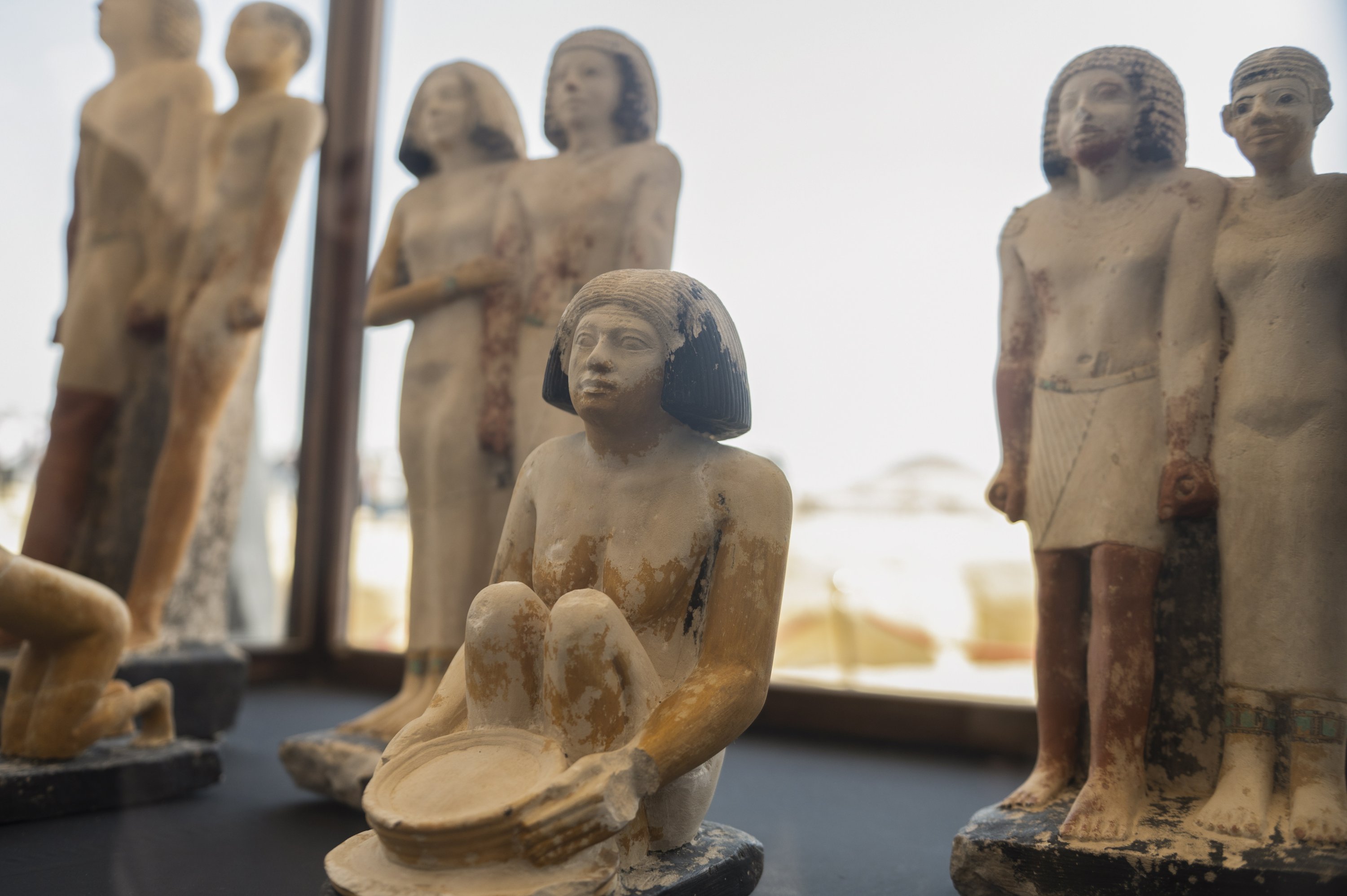 Статуї виставлені після оголошення про нові відкриття Гіср-ель-Мудіра в Саккарі, Гіза, Єгипет, 26 січня 2023 року. (Фото EPA)