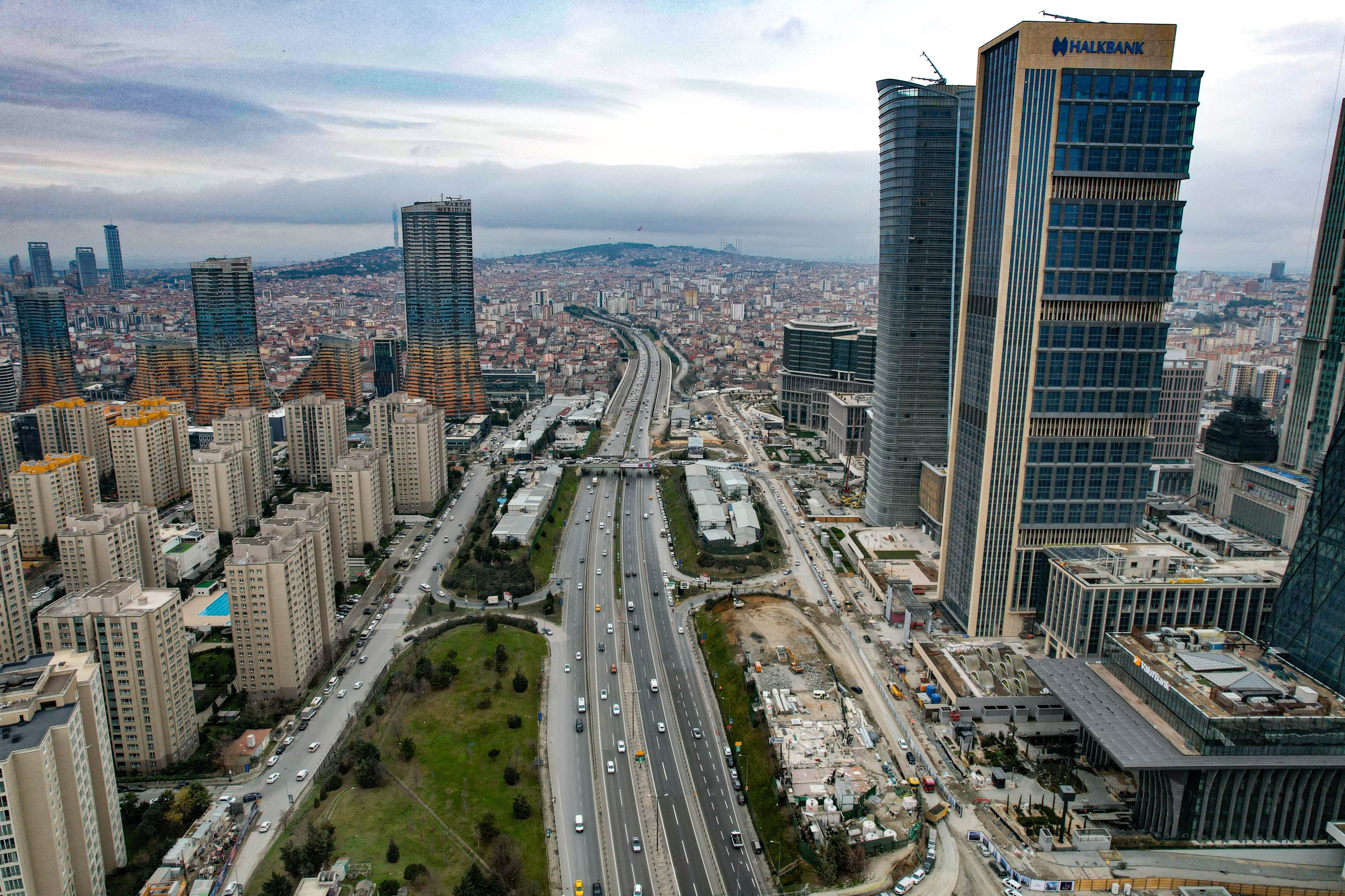 Pemandangan Pusat Keuangan Istanbul, di distrik Atasehir Istanbul, Türkiye, 12 Januari 2023. (Foto oleh Saffet Azak)