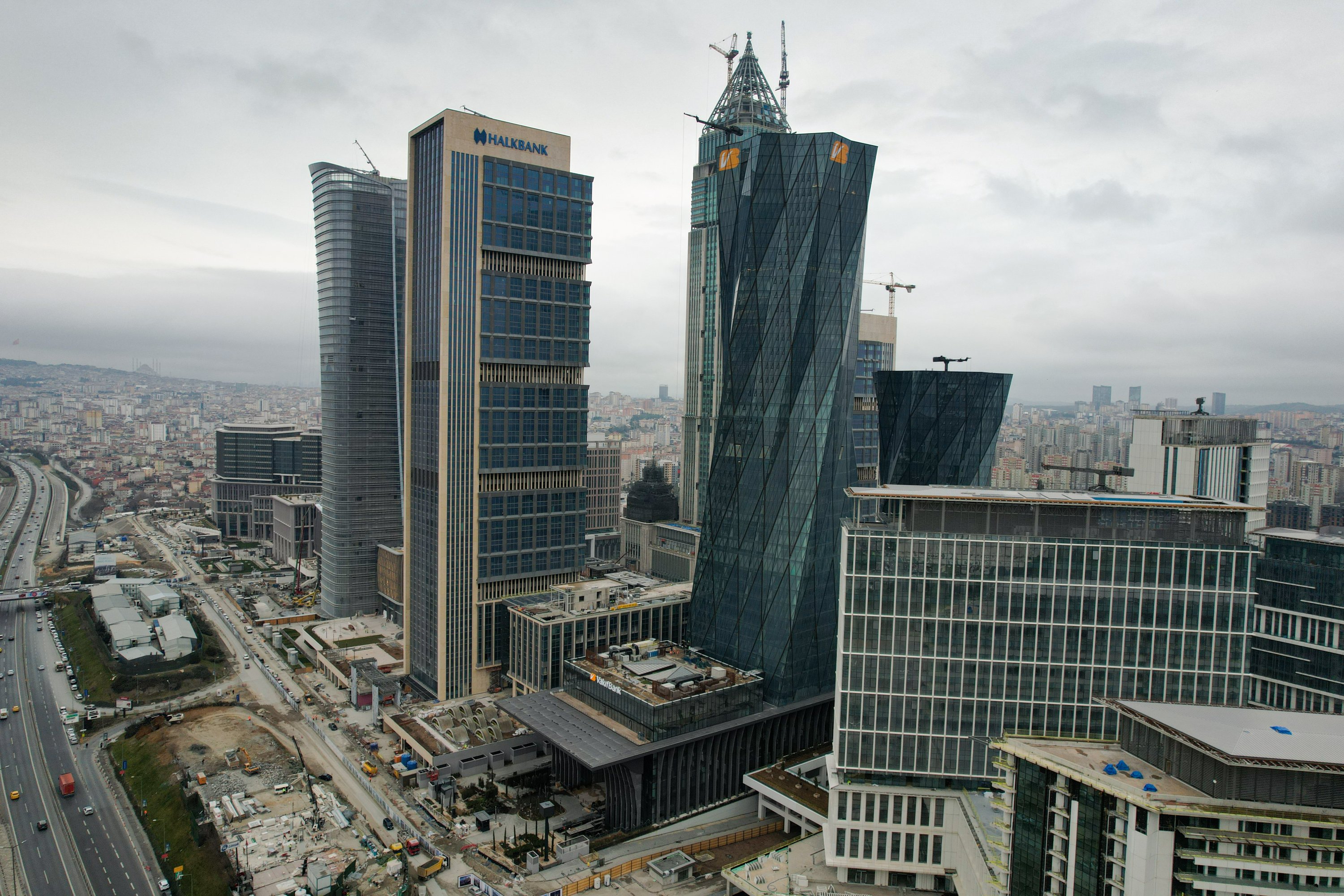 Pemandangan Pusat Keuangan Istanbul, di distrik Atasehir Istanbul, Türkiye, 12 Januari 2023. (Foto oleh Saffet Azak)