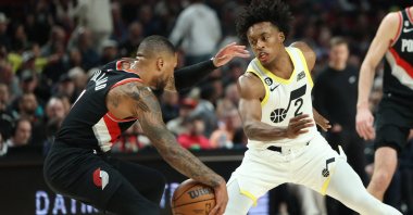 Utah Jazz guard Collin Sexton (R) defends Portland Trail Blazers guard Damian Lillard (L) in the first half at Moda Center, Portland, US., Jan 25, 2023. (Reuters Photo)