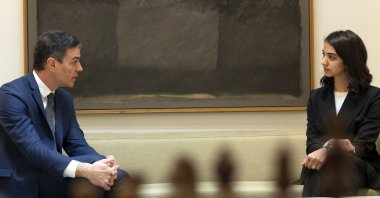 Spanish Prime Minister Pedro Sanchez (L) and Iranian chess player Sara Khadem (R) talking at the Moncloa Presidential Palace, Madrid, Spain, Jan. 25, 2023. (EPA Photo)