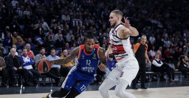 Anadolu Efes' Will Clyburn (L) in action with Baskonia's Tadas Sedekerskis and Vitoria Gasteiz (R) during the 2022-23 Turkish Airlines EuroLeague Regular Season Round 13 at Sinan Erdem Sports Hall, Istanbul, Türkiye, Dec.14, 2022. (Getty Images Photo)