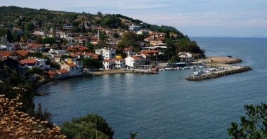 The coastal town of Trilye, in Bursa, Türkiye. (Shutterstock Photo)