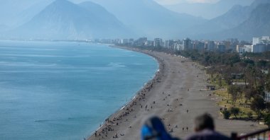 Nationals enjoying an unusual spring on the sea side of Antalya, Türkiye, Jan. 26. 2023. (AA Photo)