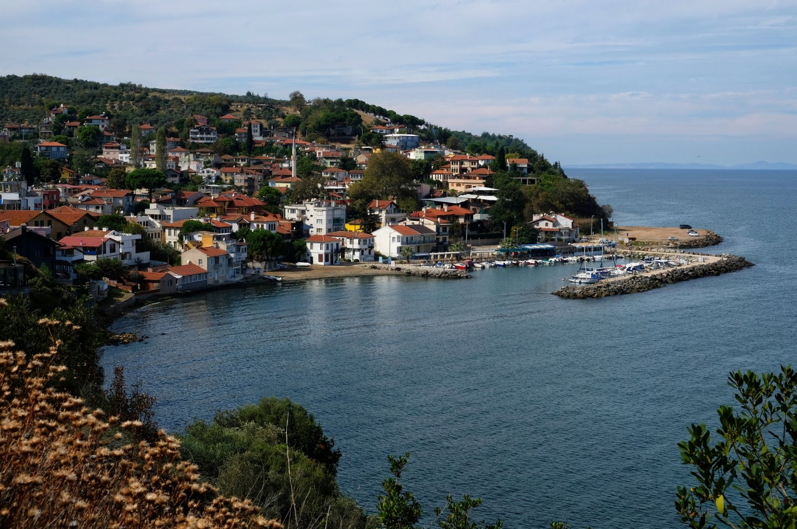 The coastal town of Trilye, in Bursa, Türkiye. (Shutterstock Photo)