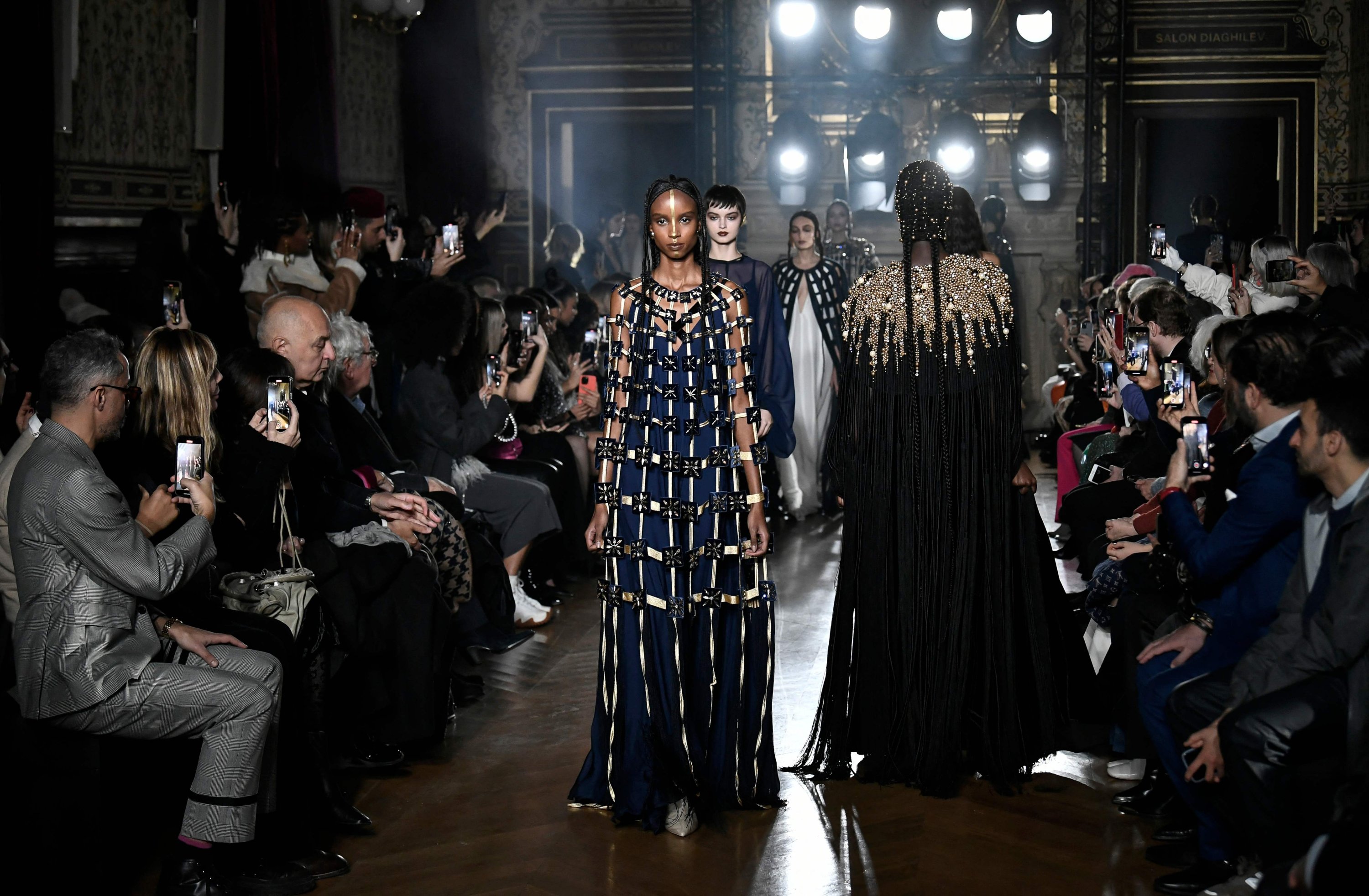 Para model mempersembahkan kreasi Maison Sara Chraibi selama Pekan Mode Haute-Couture Spring-Summer 2023 di Paris, Prancis, 26 Januari 2023. (AFP Photo)