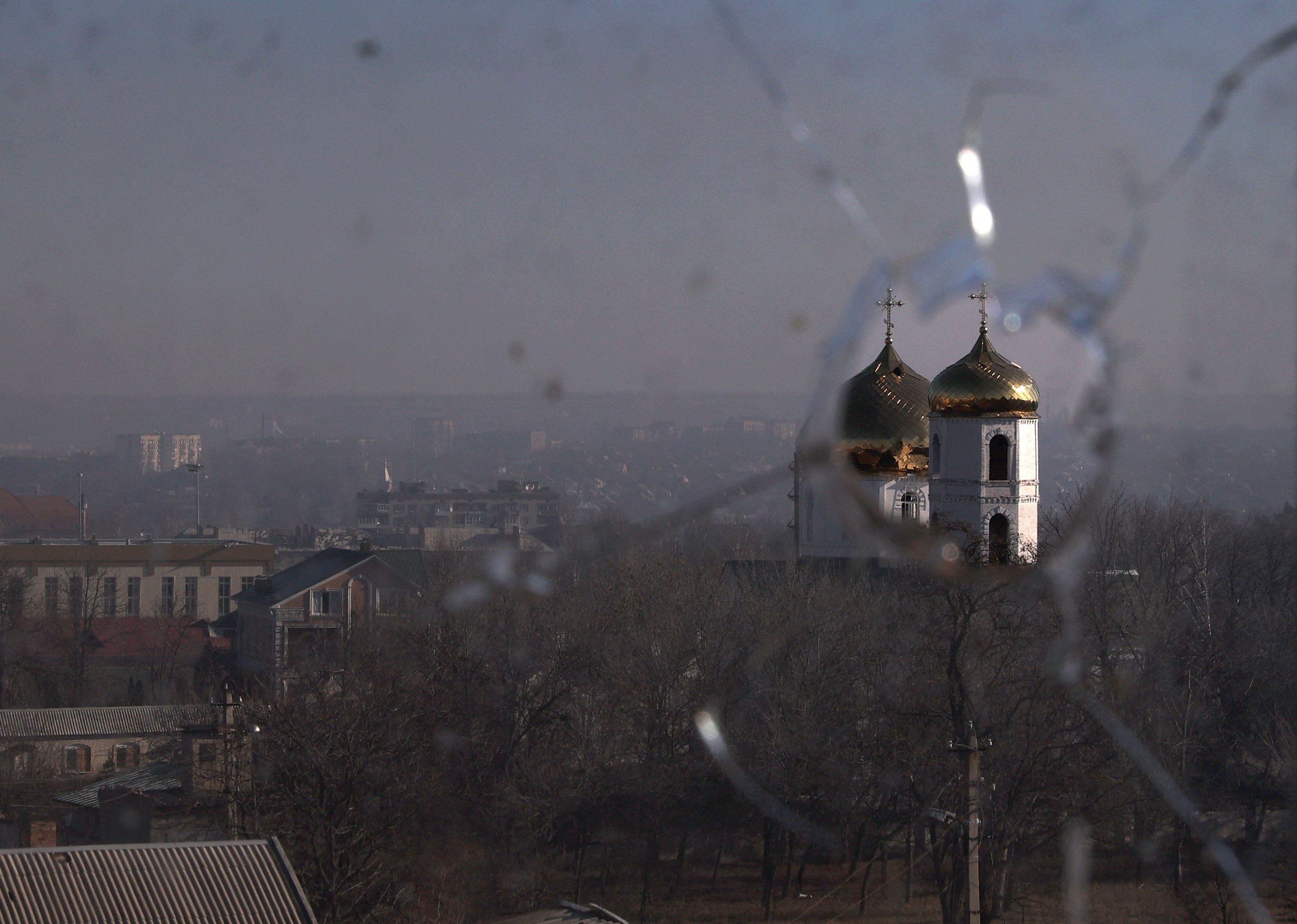 Pemandangan sebuah gereja di Bakhmut, wilayah Donetsk, Ukraina, 26 Januari 2023. (Foto AFP)