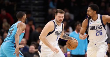 Dallas Mavericks' Luka Doncic (C) handles the ball against Phoenix Suns' Mikal Bridges (L) during the first half of the NBA game at Footprint Center, Phoenix, Arizona, Jan. 26, 2023. (AFP Photo)
