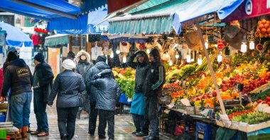 People are passing by fruit sellers market in winter, Istanbul, Türkiye, Jan. 18, 2016. (Shutterstock Photo)