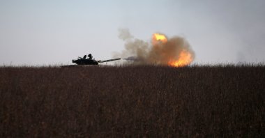 A Ukrainian tank fires toward a Russian position near the town of Bakhmut, Donetsk, Jan. 26, 2023. (AFP Photo)