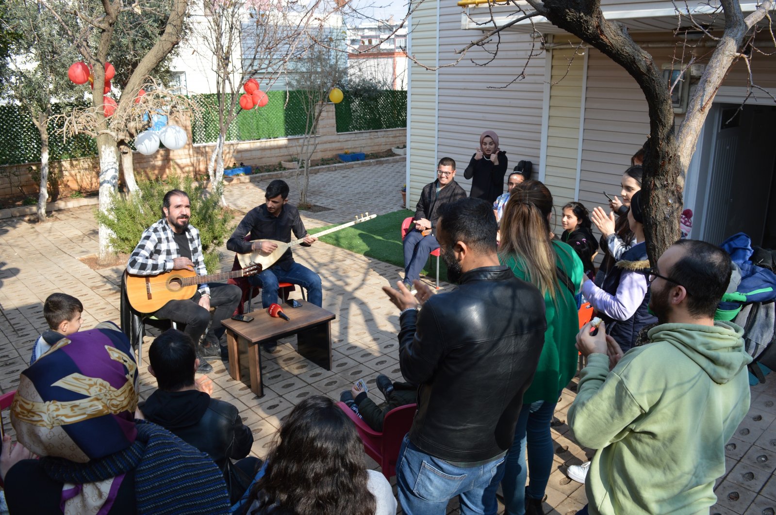 Guru di Türkiye’s Mardin menggunakan musik untuk menghibur anak-anak cacat