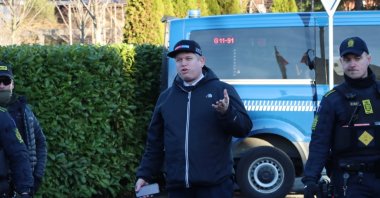 Police officers surround far-right politician Rasmus Paludan (C), Stockholm, Sweden, Jan. 27, 2023. (AFP Photo)