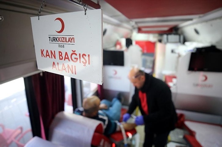 Bulan Sabit Merah Turki mengimbau warga untuk mendonorkan darah saat stok turun