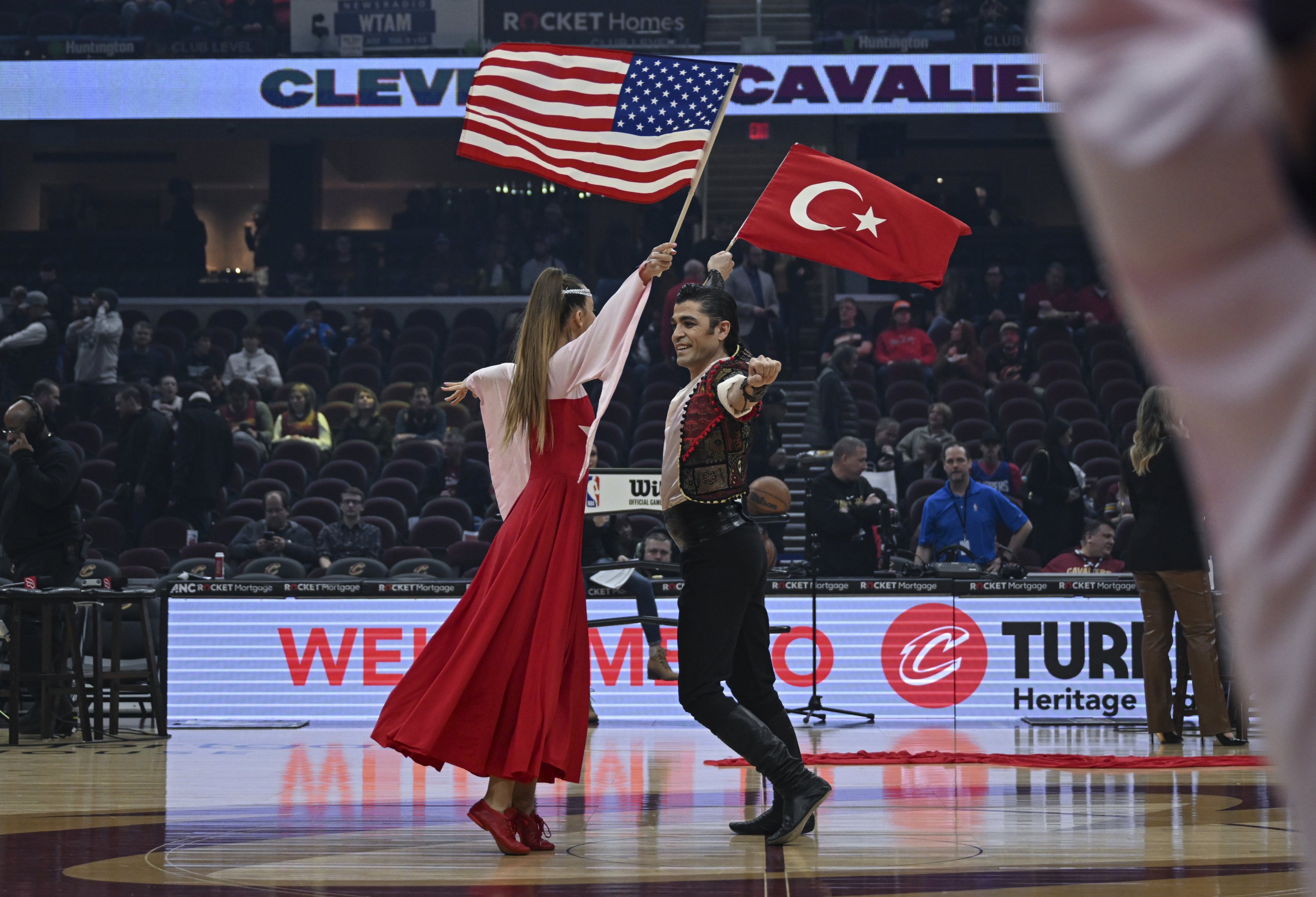 Tim tarian rakyat Turki dari Opera dan Balet Negara Turki tampil dalam pertunjukan menjelang pertandingan Cleveland Cavaliers versus LA Clippers di Cleveland, Ohio, AS, 29 Januari 2023. (Foto AA)
