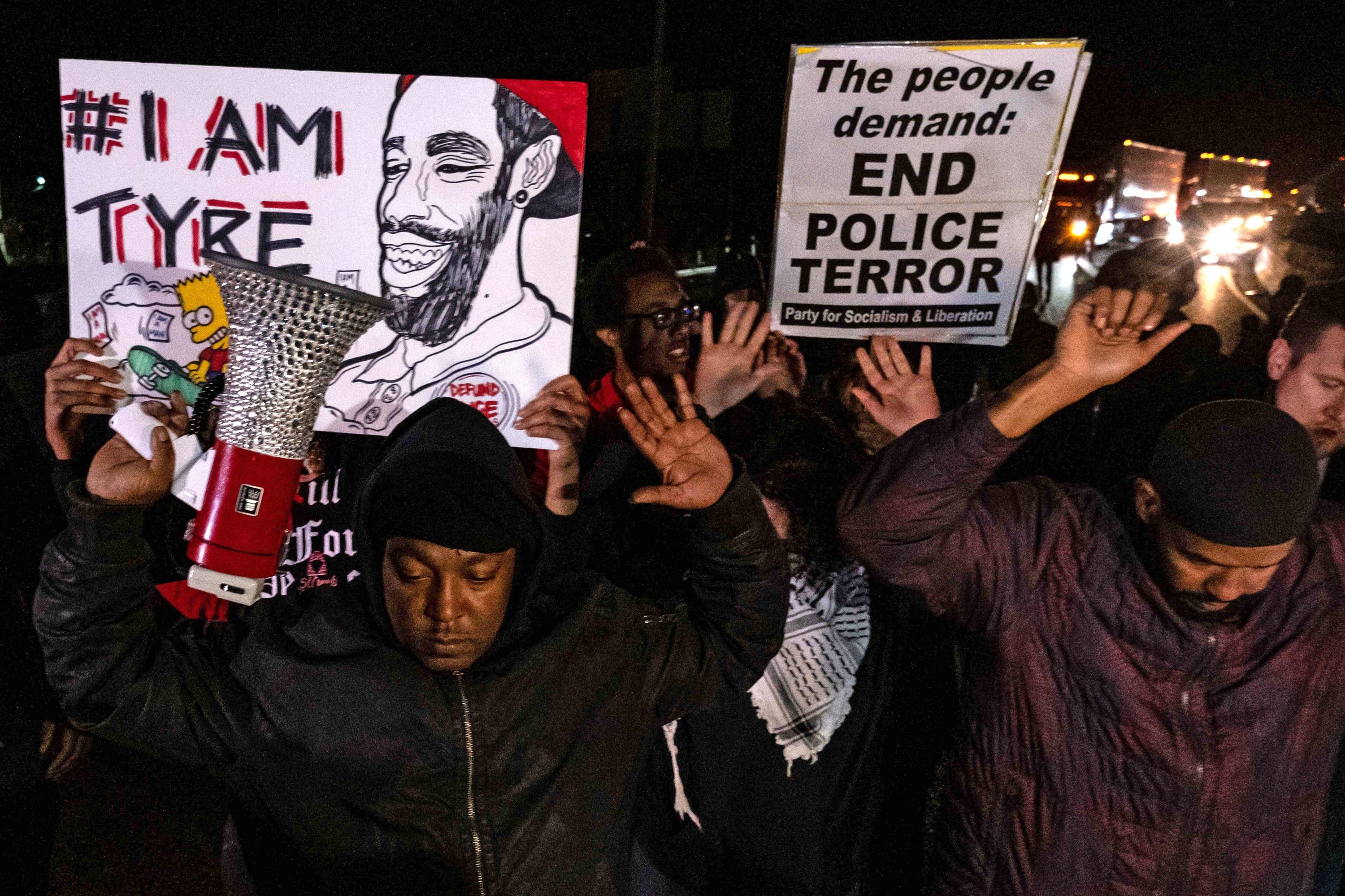 Para pengunjuk rasa berkumpul saat unjuk rasa menentang serangan fatal polisi terhadap Tire Nichols, di Memphis, Tennessee, 27 Januari 2023. (Foto AFP)