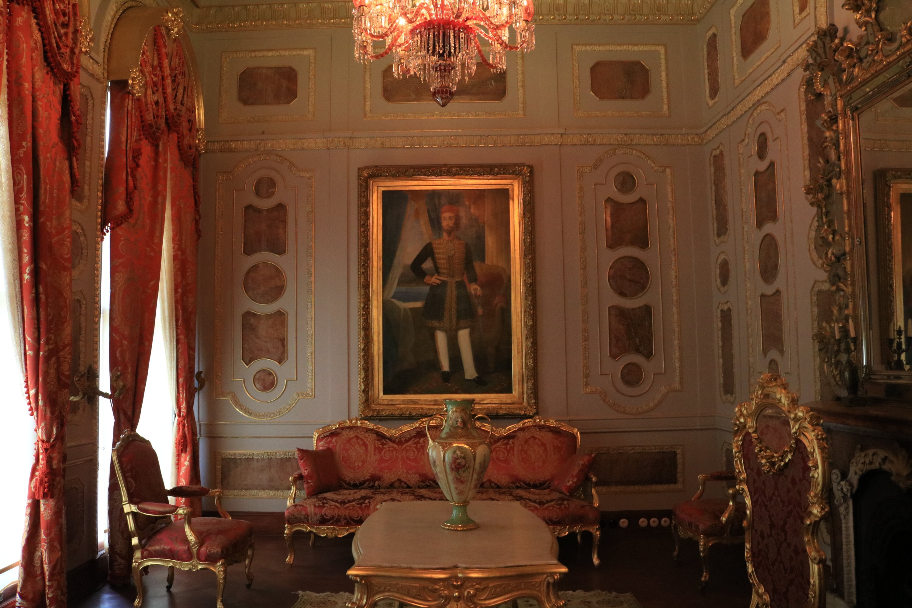 Potret sultan di Mecidiye Mansion, Istanbul, Türkiye, 27 Januari 2022. (Foto oleh Betül Tilmaç)