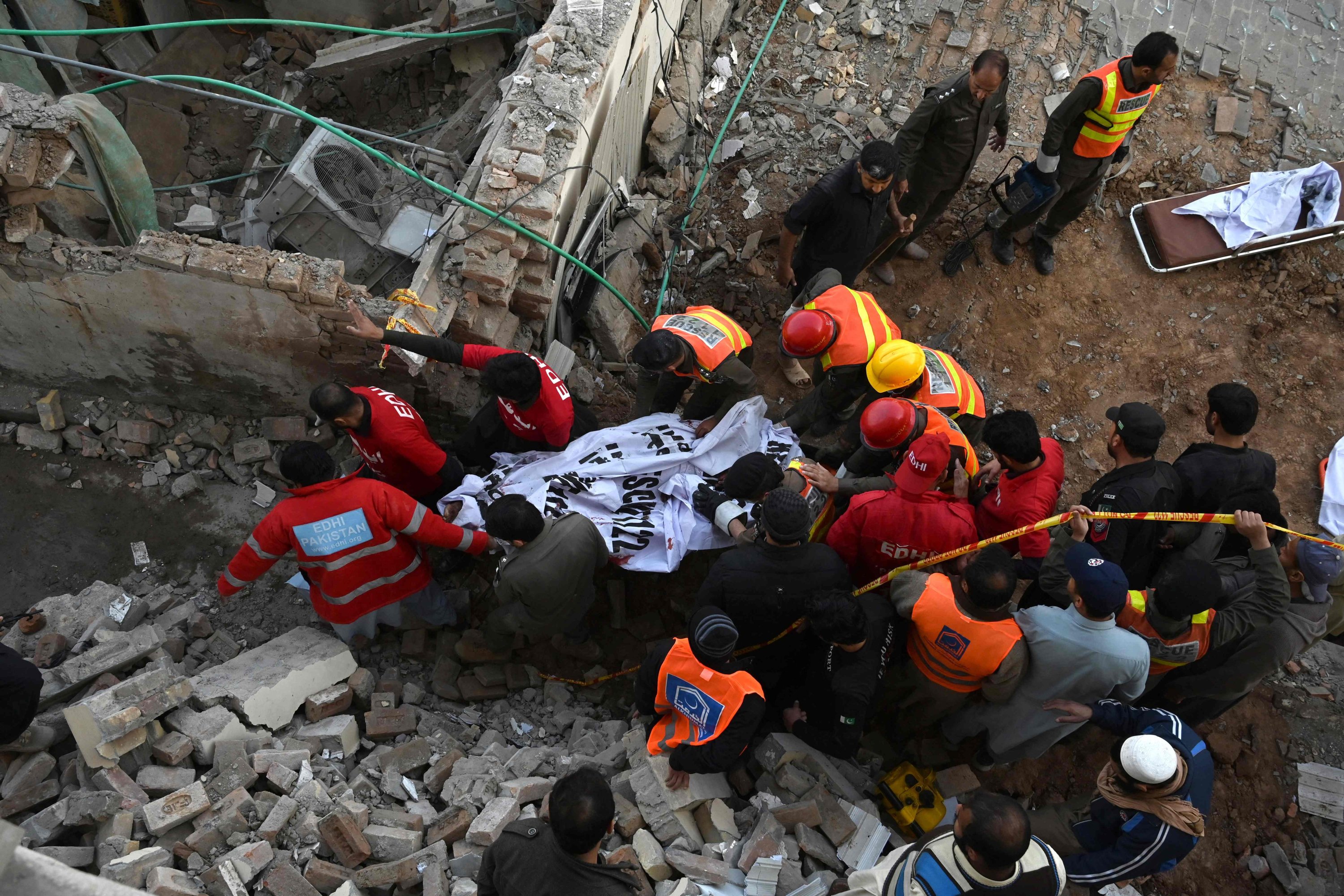 Petugas penyelamat membawa sisa-sisa korban ledakan, Peshawar, Pakistan, 30 Januari 2023. (Foto AFP)