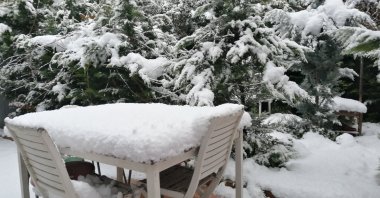 A backyard of a house is covered with fresh snow, Sakarya, Türkiye, Jan. 20, 2022. (Photo by Sisa Bodani)