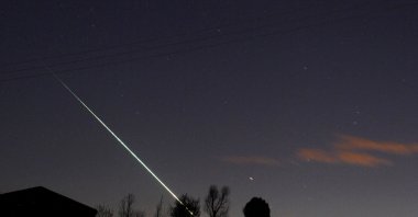 A meteorite creates a streak of light across the night sky over the North Yorkshire moors at Leaholm, near Whitby, northern England, U.K., April 26, 2015. (Reuters Photo)