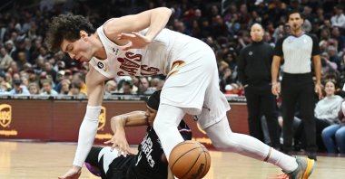 Cleveland Cavaliers forward Cedi Osman and Los Angeles Clippers guard Brandon Boston Jr. go for a loose ball during the second half at Rocket Mortgage FieldHouse, Cleveland, U.S., Jan 29, 2023. (Reuters Photo)