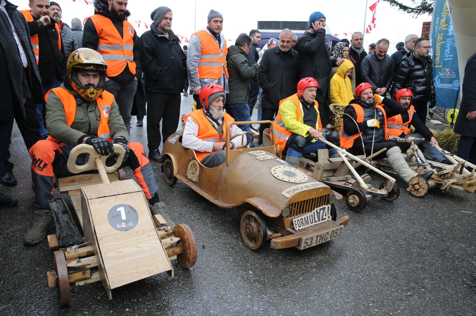 Wooden car racers wait at the Formulaz race starting point in front of the Alemdağ Culture Center, Istanbul, Türkiye, Jan. 29, 2023. (AA Photo)