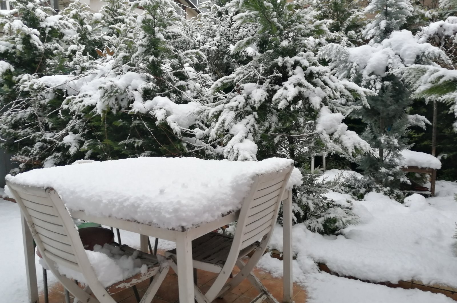 A backyard of a house is covered with fresh snow, Sakarya, Türkiye, Jan. 20, 2022. (Photo by Sisa Bodani)