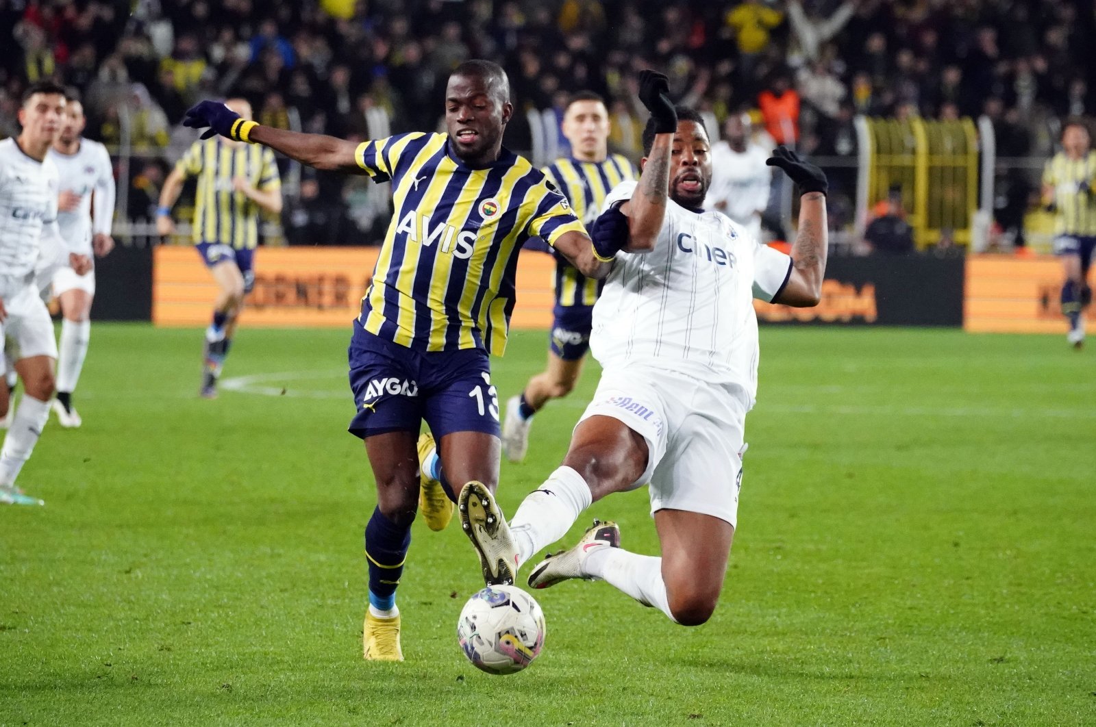 Tembakan mematikan Valencia melewati Kasımpaşa dalam kemenangan 5-1 Fenerbahçe