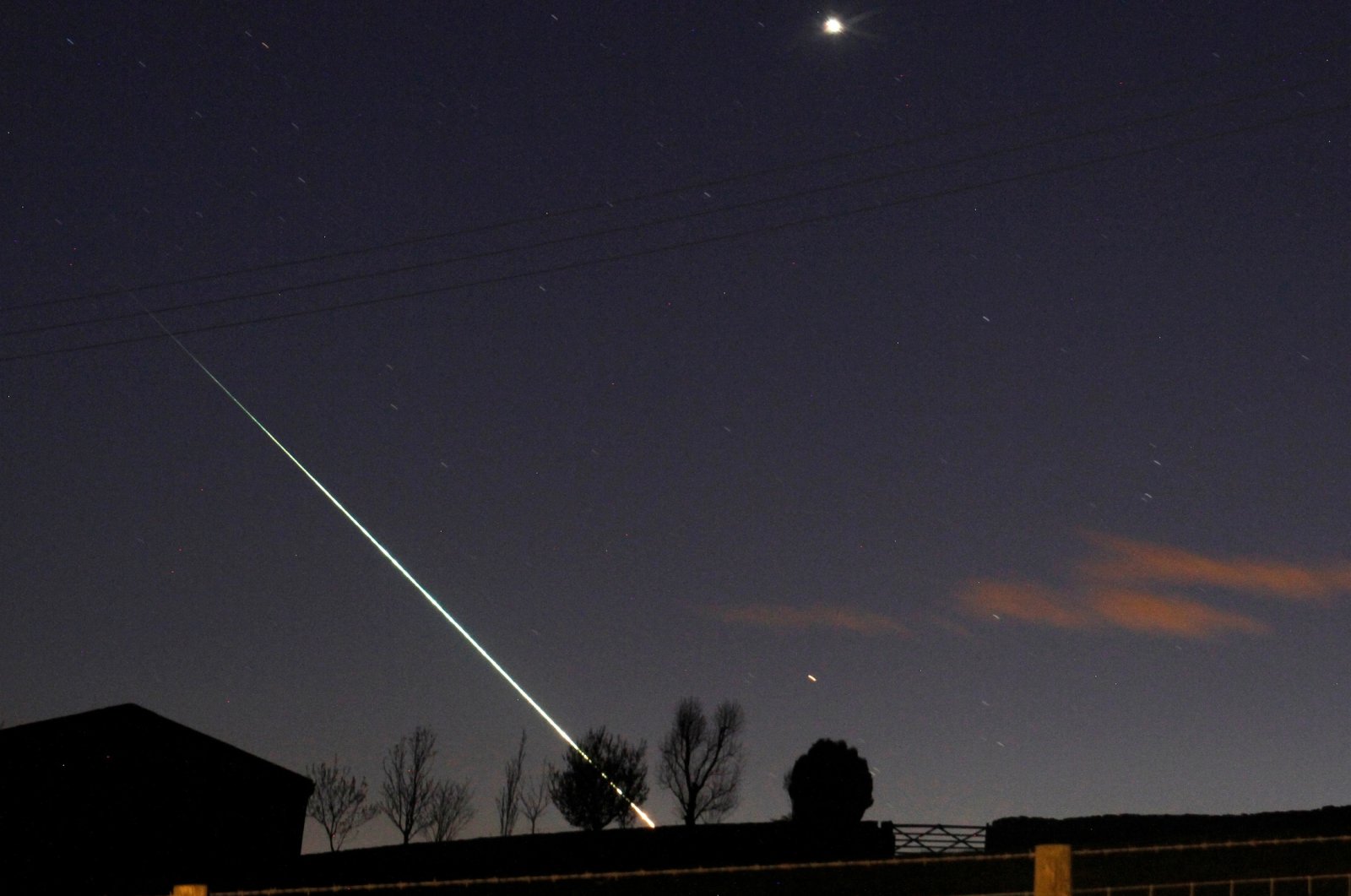 A meteorite creates a streak of light across the night sky over the North Yorkshire moors at Leaholm, near Whitby, northern England, U.K., April 26, 2015. (Reuters Photo)