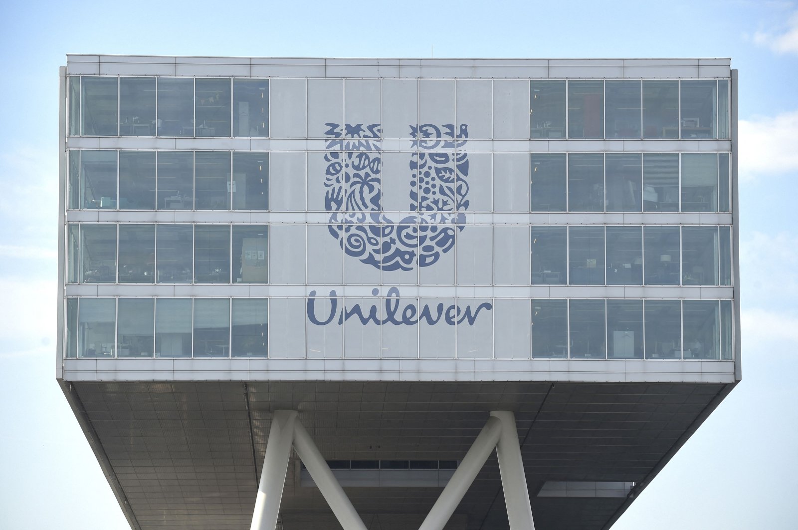 The logo of Unilever is seen at the company&#039;s headquarters in Rotterdam, Netherlands, June 5, 2015. (AFP Photo)
