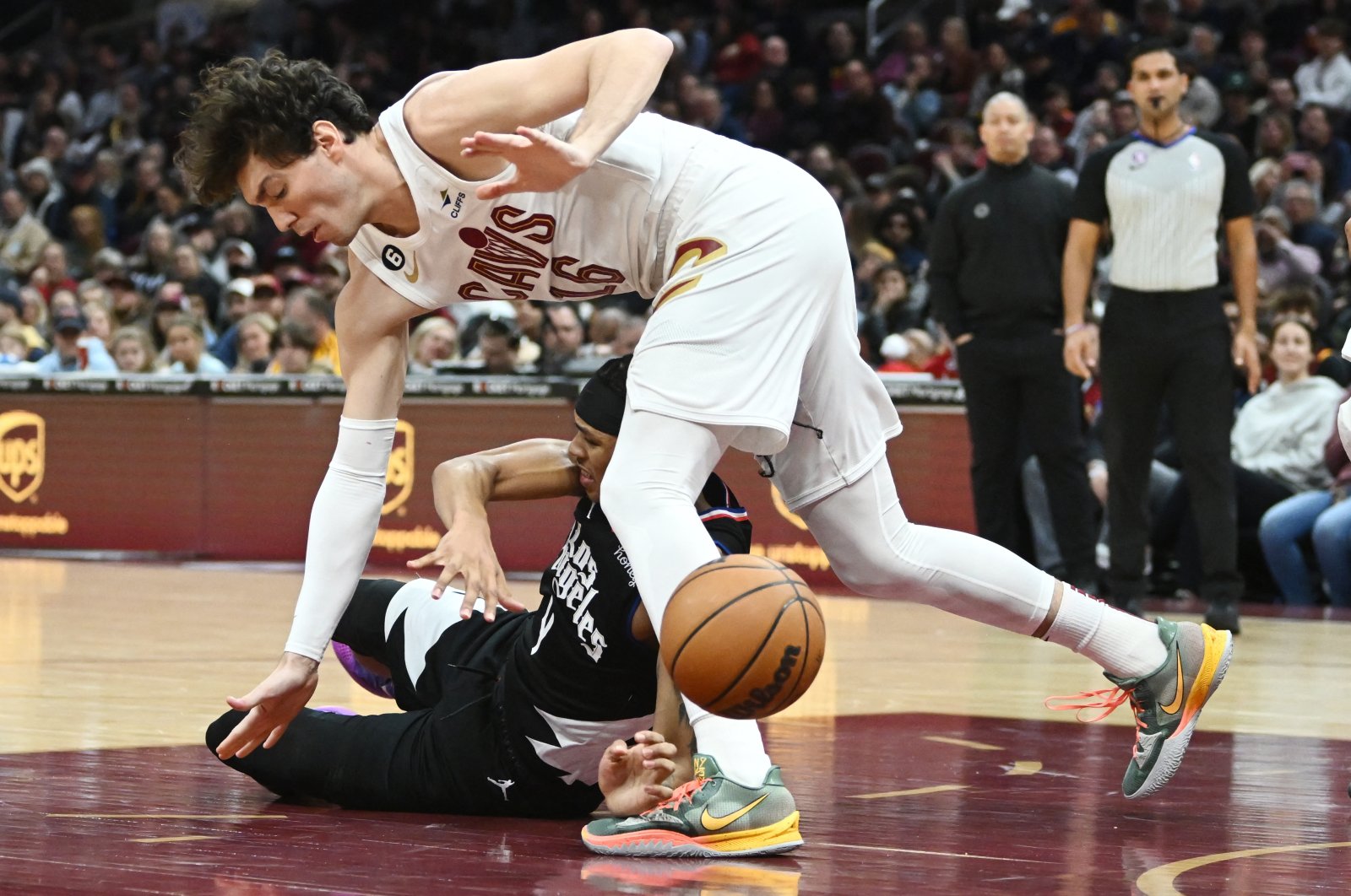Cleveland Cavaliers forward Cedi Osman and Los Angeles Clippers guard Brandon Boston Jr. go for a loose ball during the second half at Rocket Mortgage FieldHouse, Cleveland, U.S., Jan 29, 2023. (Reuters Photo)