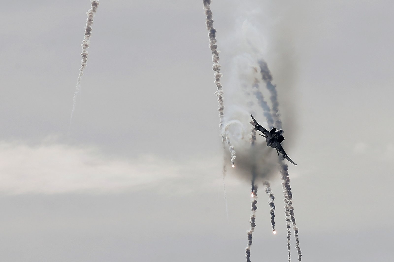 A Hellenic Air Force F-4E Phantom launches flares during a show marking the Hellenic Air Force&#039;s Patron Saint celebration, on the southern suburb of Faliro, in Athens, Greece, Nov. 6, 2016. (Reuters Photo)