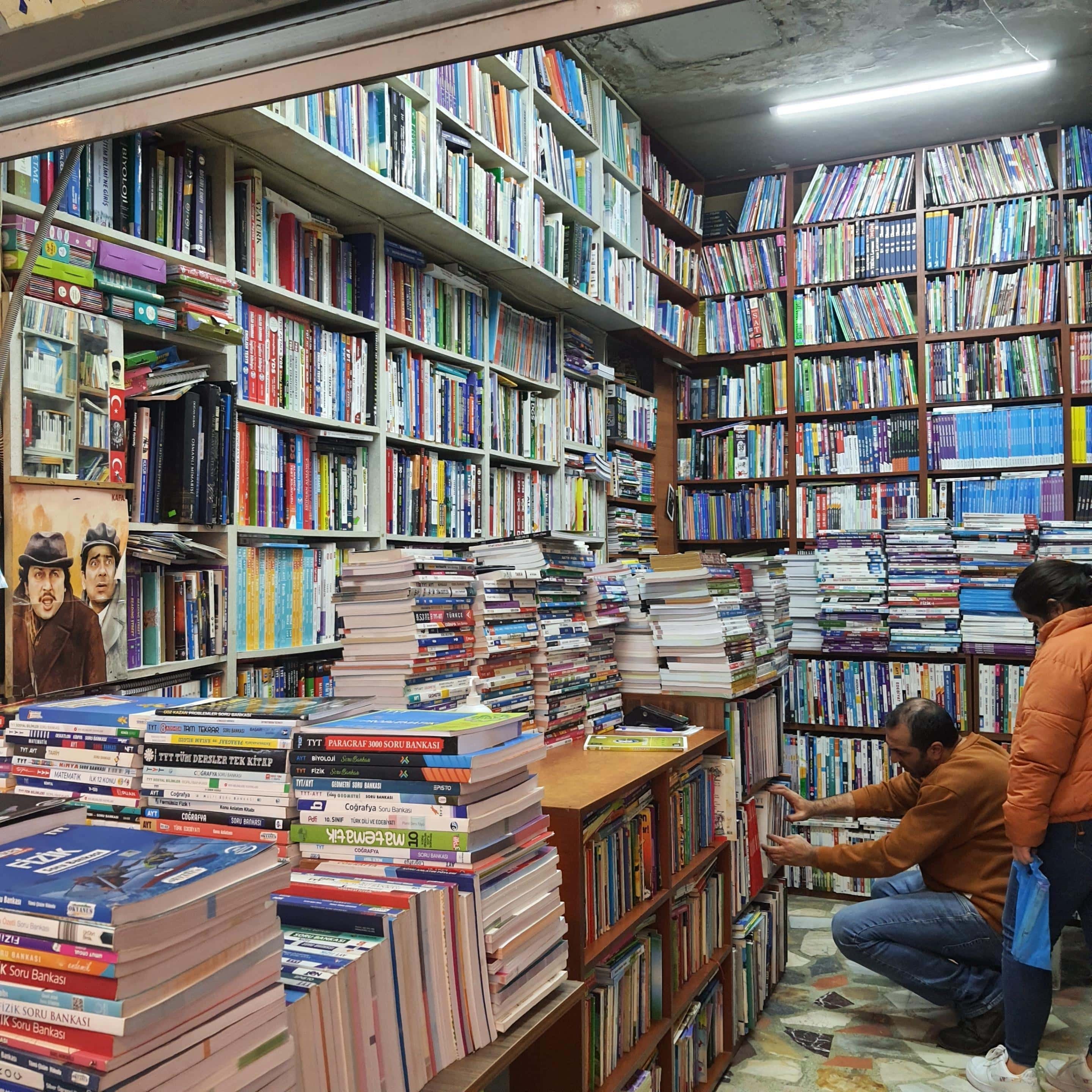 Pemandangan dari lorong toko buku bekas Kadıköy, Istanbul, Türkiye, 22 Januari 2023. (Foto oleh Amina Ali)