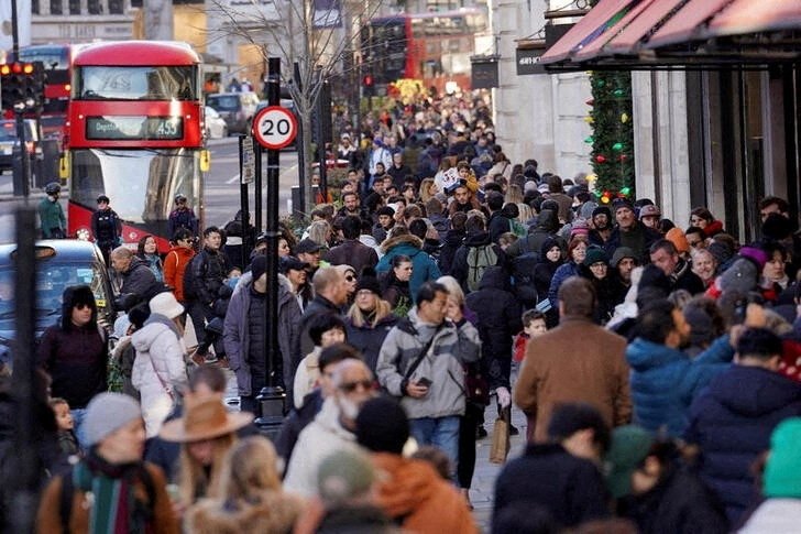 People walk along a busy shopping street, in London, Britain, Dec. 26, 2022. (Reuters Photo)