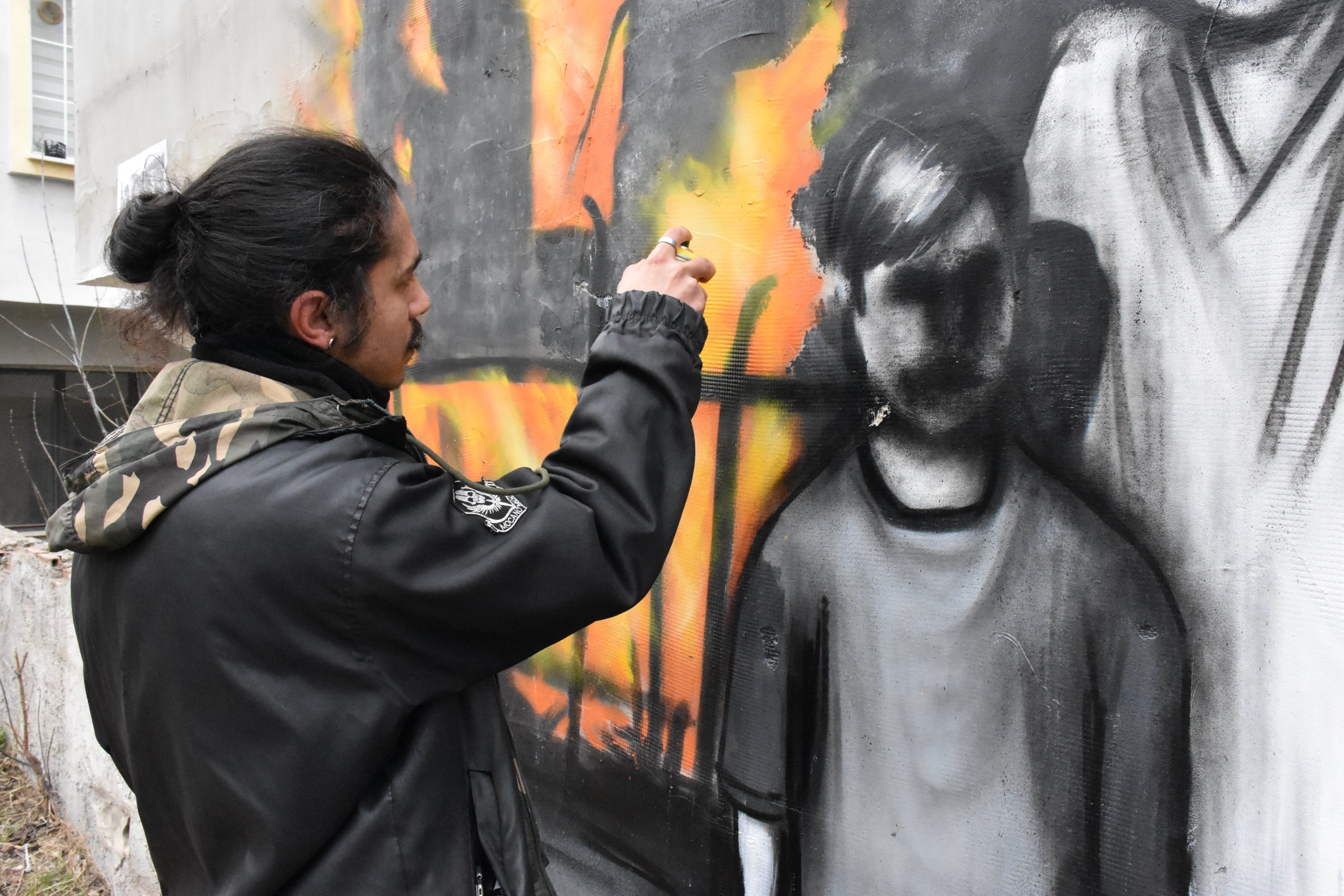 Fine arts student Akın Ayaz, 23, paints a mural, Eskişehir, Türkiye, Jan. 30, 2023. (AA Photo)