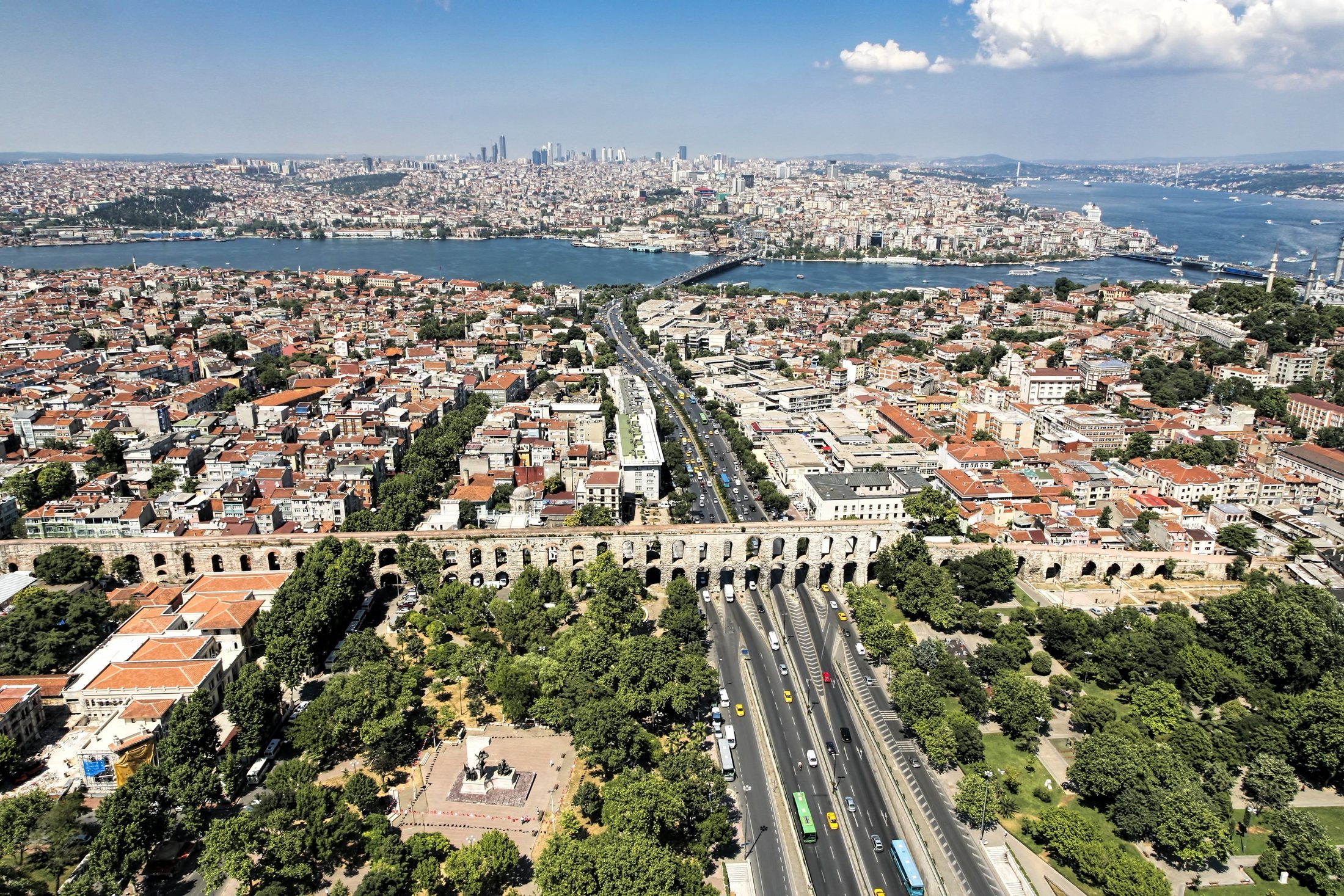 Aqueduct of Valens dengan latar belakang Istanbul, Türkiye.  (Foto Shutterstock)