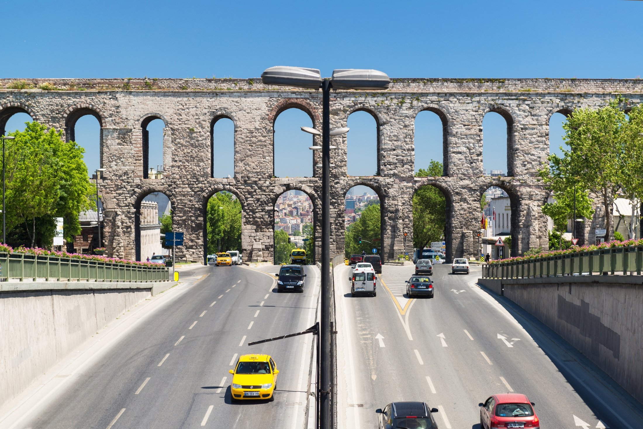 Mobil melewati Aqueduct of Valens di Istanbul, Türkiye.  (Foto Shutterstock)