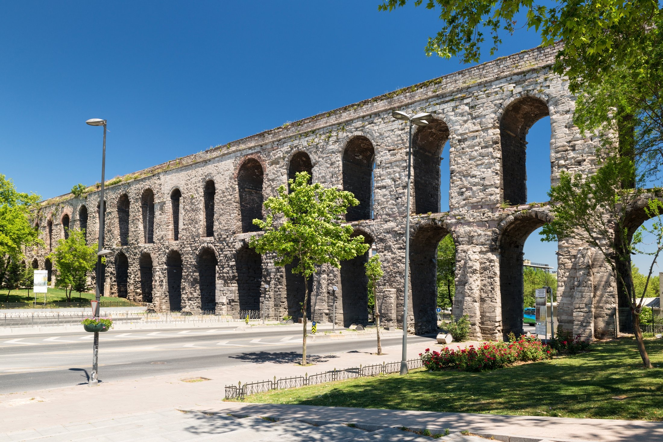 Aqueduct of Valens di distrik Fatih Istanbul, Türkiye.  (Foto Shutterstock)