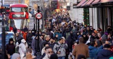 People walk along a busy shopping street, in London, Britain, Dec. 26, 2022. (Reuters Photo)
