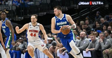 Dallas Mavericks guard Luka Doncic (R) looks to move the ball past Detroit Pistons forward Bojan Bogdanovic (C) during the second half at the American Airlines Center, Dallas, U.S., Jan 30, 2023. (Reuters Photo)