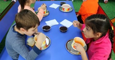 A group of Turkish students is pictured having lunch in school in this undated photo. (AA File Photo)