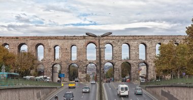 The Aqueduct of Valens with traffic going under it in Istanbul, Türkiye.(Shutterstock Photo)