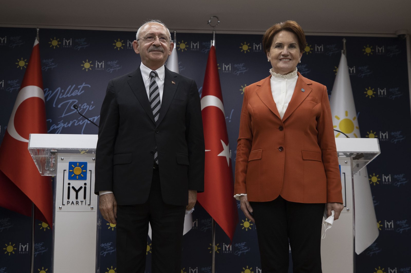 CHP leader Kemal Kılıçdaroğlu poses with IP leader Meral Akşener after a meeting in the capital Ankara, Türkiye, Nov. 19, 2021. (AA Photo)