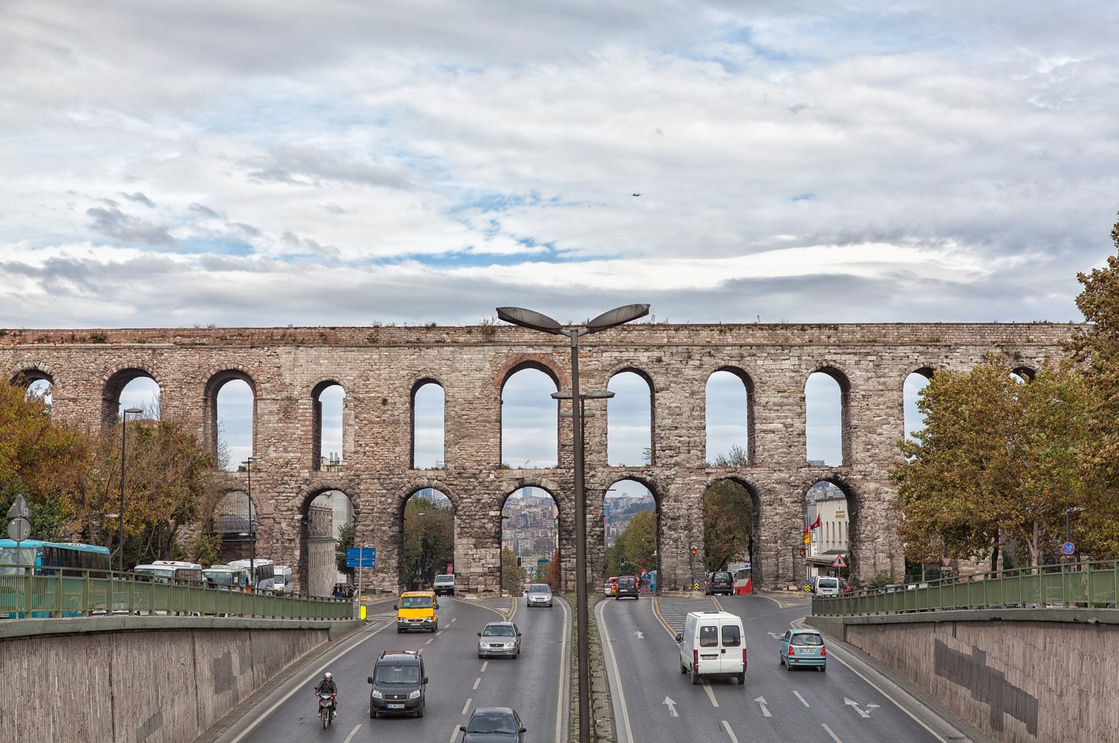 The Aqueduct of Valens with traffic going under it in Istanbul, Türkiye.(Shutterstock Photo)