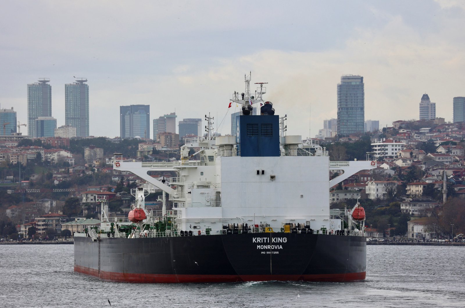Liberian flagged crude oil tanker Kriti King sails in the Bosporus, on its way to the Mediterranean Sea, Istanbul, Türkiye, Dec. 12, 2022. (Reuters Photo)
