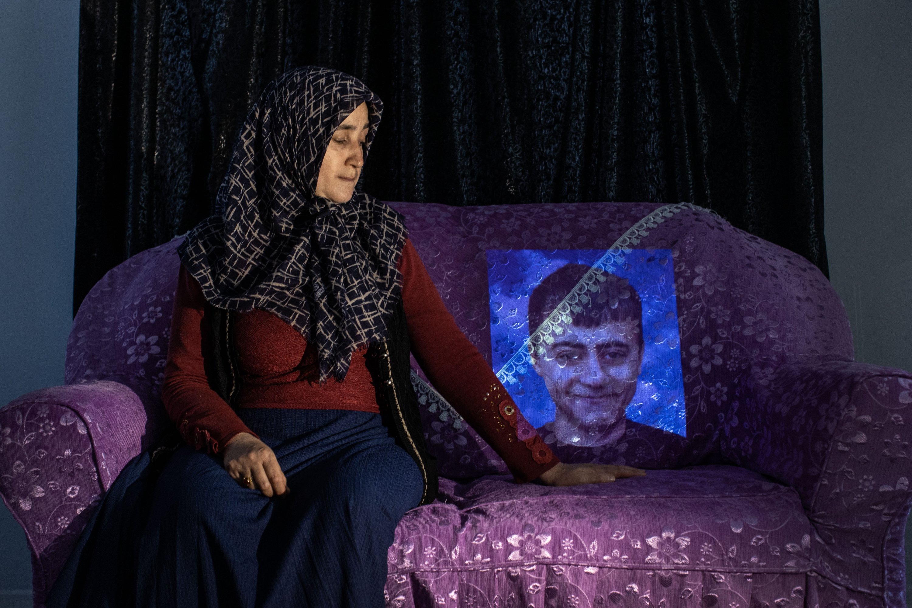 Hatice Ay dari Diyarbakır, adalah salah satu ibu yang berdemonstrasi.  Putranya Muhammed Canbey, dicuci otak oleh organisasi teroris PKK pada tahun 2015 dan dibawa ke gunung ketika dia berusia 16 tahun, Diyarbakır, Türkiye, 11 Desember 2022. (Foto AA)