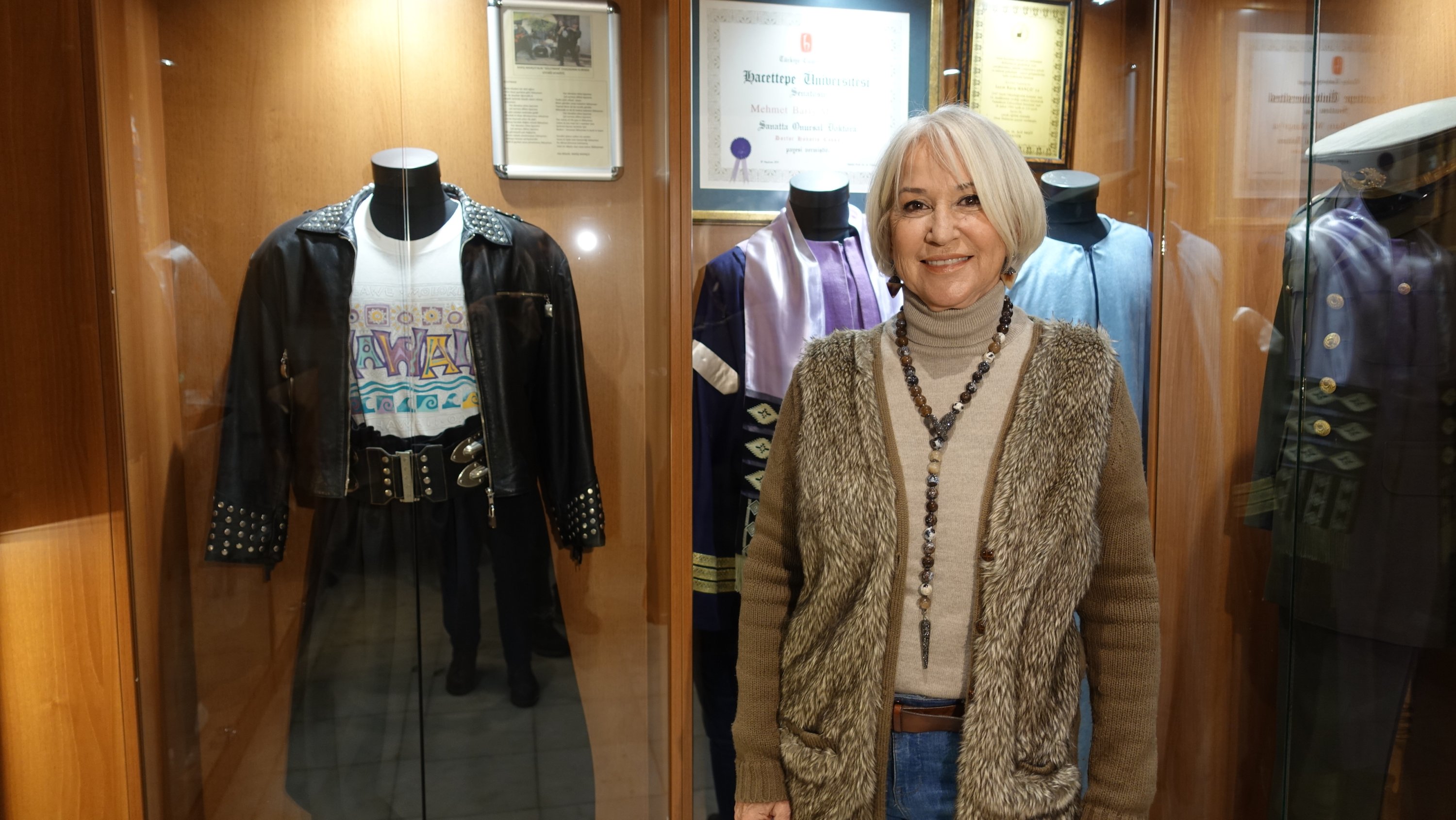 Istri Barış Manço, Lale Manço berpose dengan pakaian sang artis, Istanbul, Türkiye, 31 Januari 2023. (Foto AA)