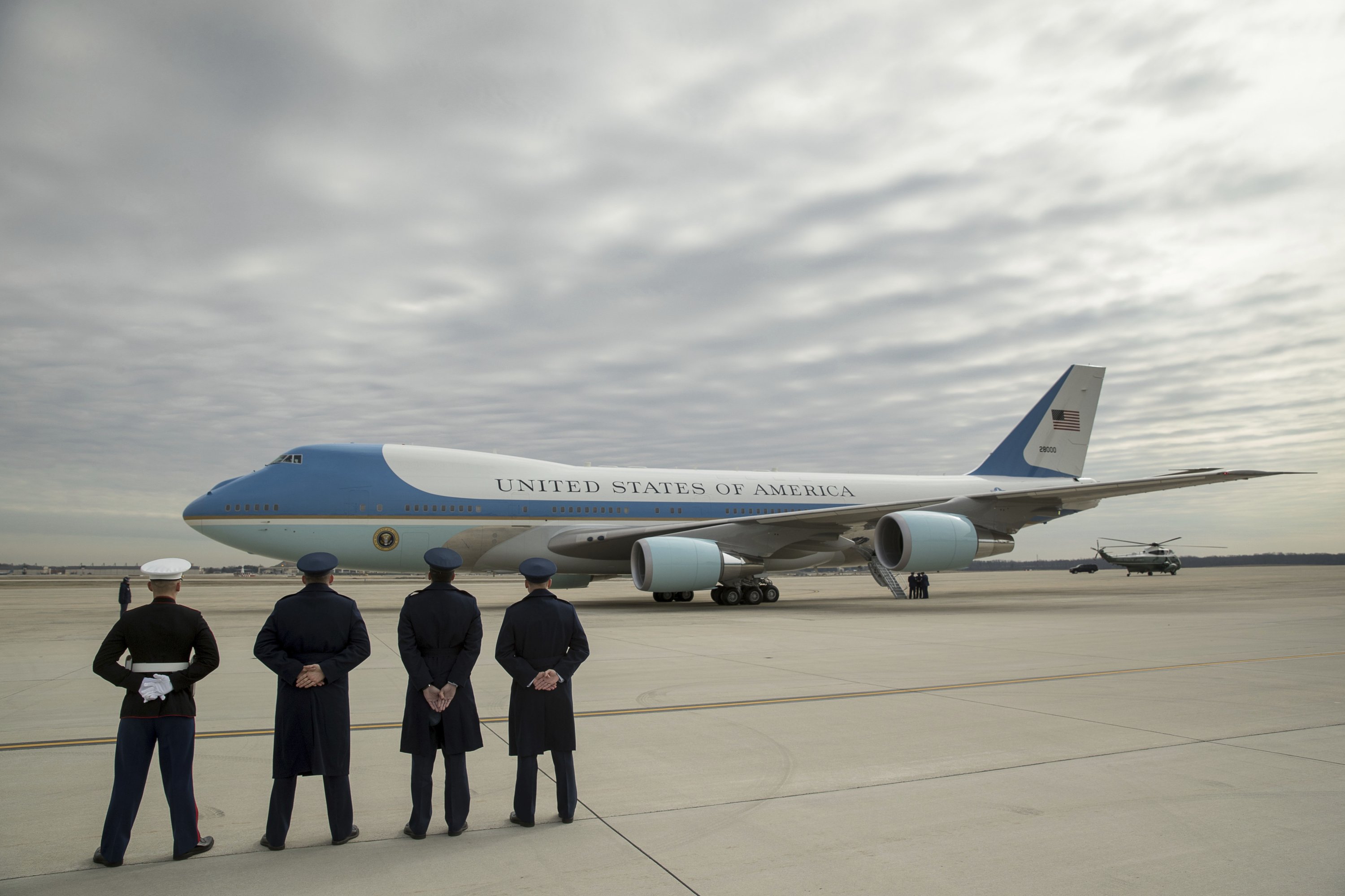 Personil militer menyaksikan Air Force One, dengan Presiden Donald Trump di dalamnya, bersiap untuk berangkat di Pangkalan Angkatan Udara Andrews di Maryland, AS, 17 Februari 2017. (Foto AP)