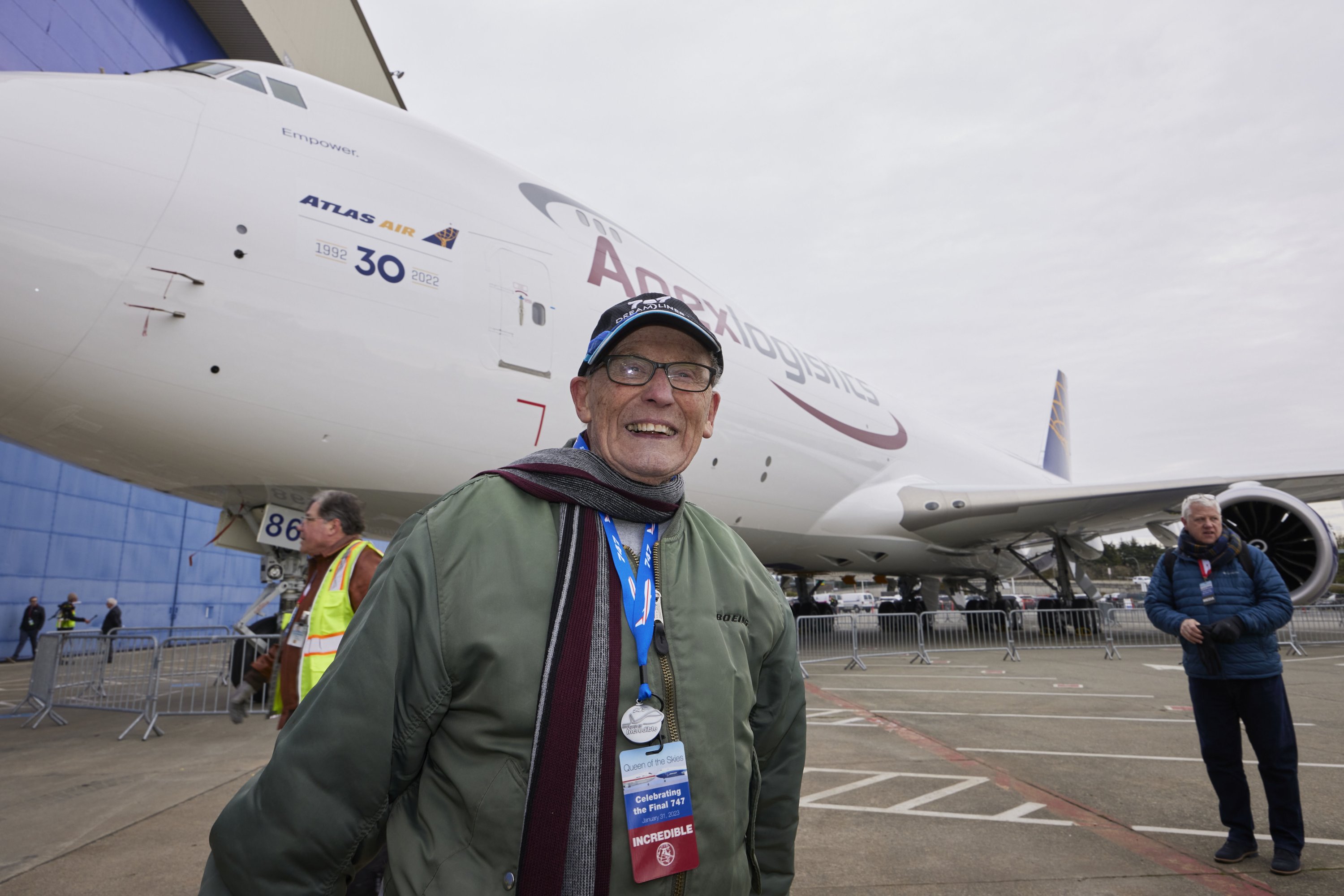 Desi Evans, 92, tertawa ketika berbicara tentang bekerja pada 747 pertama lebih dari 50 tahun yang lalu sebelum upacara pengiriman jumbo jet Boeing 747 terakhir, di Everett, Washington, AS, 31 Januari 2023. (AP Photo )